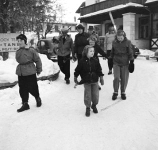 Koninklijke Familie in Sankt Anton 3 prinsessen, Bestanddeelnr 904-3671