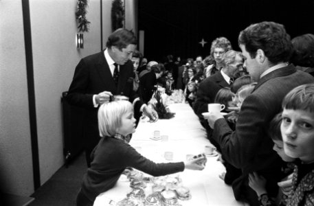 Koninklijke familie viert Kerstmis in Uddel Claus en Beatrix en de prinsjes, Bestanddeelnr 927-6576