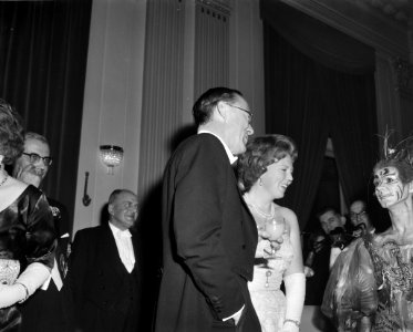 Koninklijk paar en prinses Beatrix bij Midzomernachtsdroom Stadsschouwburg Pr, Bestanddeelnr 913-4878