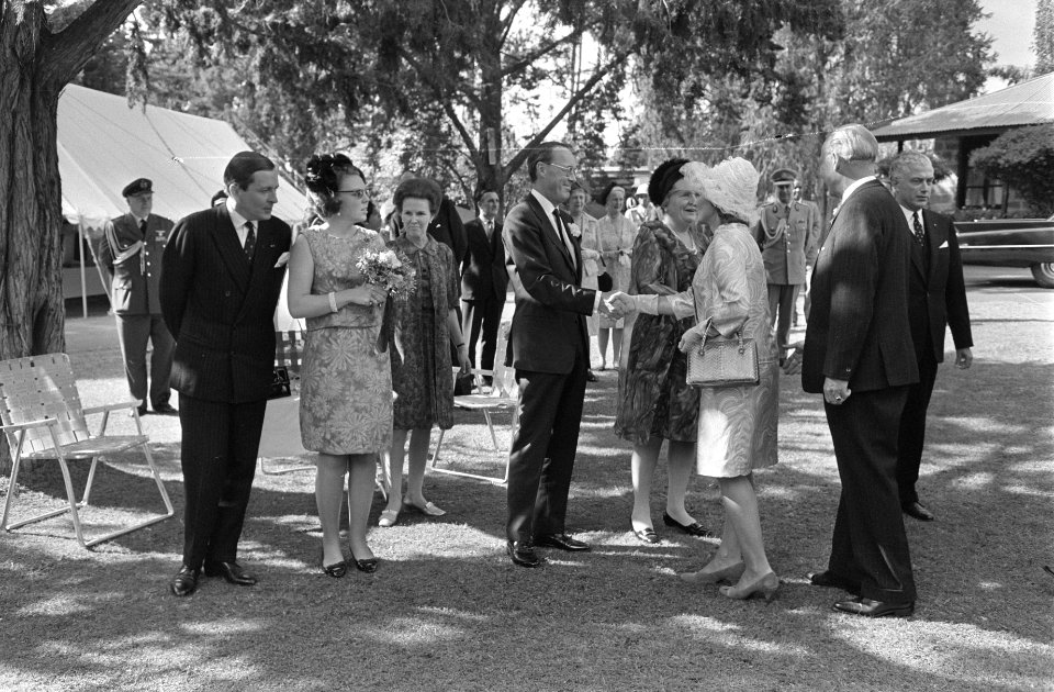 Koninklijke familie op ontvangst Nederlandse Ambassade in Addis Abeba de aankoms, Bestanddeelnr 922-0532