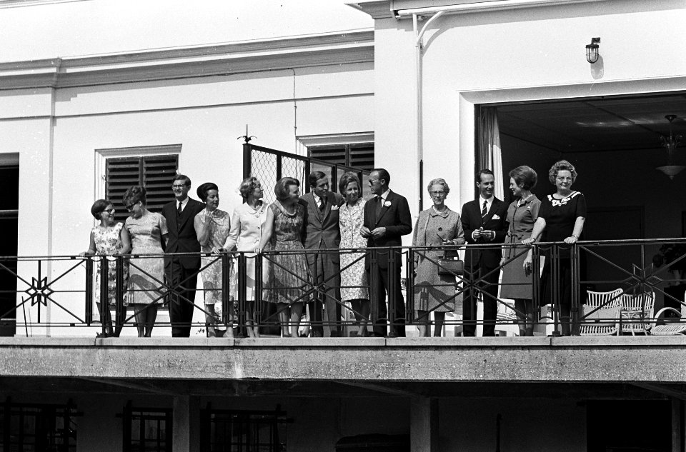 Koninklijke familie op balkon Paleis Soestdijk, Bestanddeelnr 917-9150