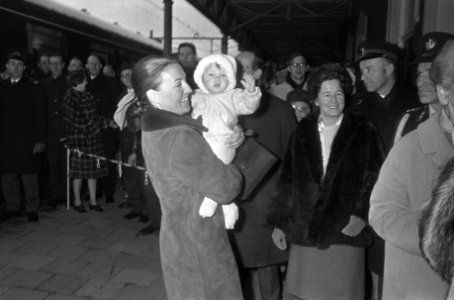 Koninklijke familie terug uit Lech, op station Baarn Prinses Margriet met Prins , Bestanddeelnr 922-2270