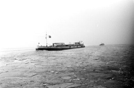 Konvooischepen met ijsbrekers op het IJsselmeer, Bestanddeelnr 924-1517