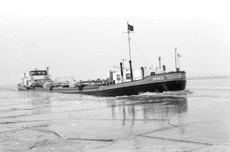 Konvooischepen met ijsbrekers op het IJsselmeer tanker in het ijs, Bestanddeelnr 924-1508