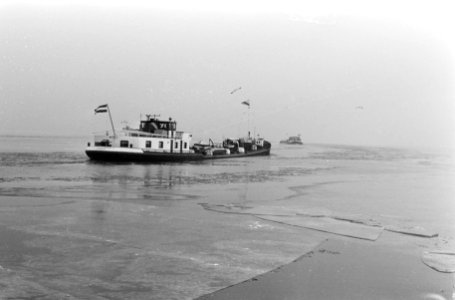 Konvooischepen met ijsbrekers op het IJsselmeer, Bestanddeelnr 924-1523