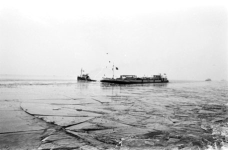 Konvooischepen met ijsbrekers op het IJsselmeer, Bestanddeelnr 924-1518