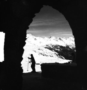 Koninklijke familie in Sankt Anton. Skiër gezien vanuit een tunnel of poort, Bestanddeelnr 934-5332