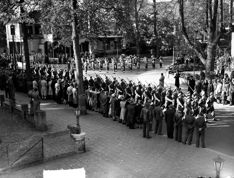 Koninklijke Landmacht. Overzicht parade met muziek, Bestanddeelnr 903-0767