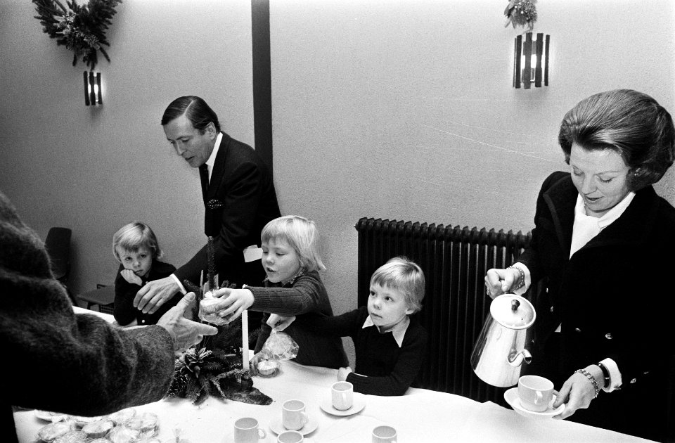 Koninklijke familie viert Kerstmis in Uddel v.l.n.r. Beatrix, Johan Friso , Wil, Bestanddeelnr 927-6569