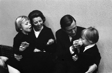 Koninklijke familie viert Kerstmis in Uddel Claus en Beatrix en de prinsjes, Bestanddeelnr 927-6575