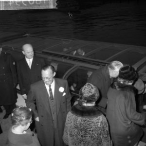 Koninklijke familie bij Amstelhotel bij rondvaartboot, Prins Bernhard bij rondva, Bestanddeelnr 916-0394