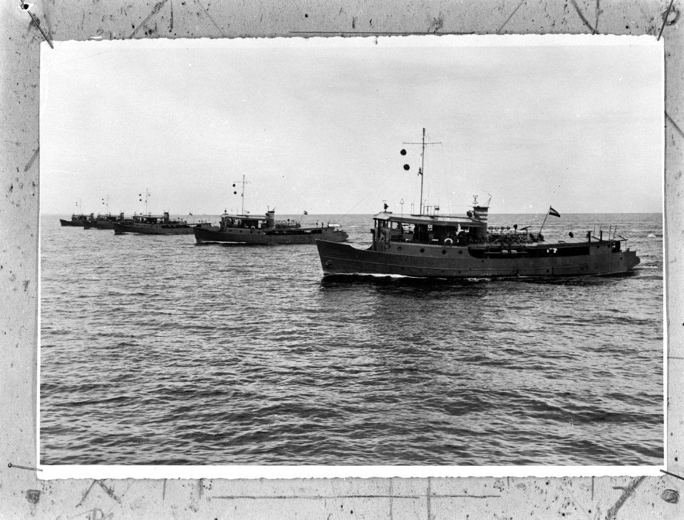 Koninklijke Marine in het Verre Oosten Een flottielje mijnenvegers in actie bij, Bestanddeelnr 934-9942