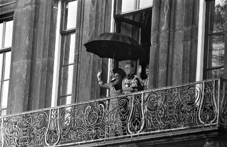 Koninklijke Familie op balkon Lange Voorhout in de regen, Bestanddeelnr 923-8452