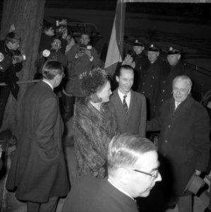 Koninklijke familie bij Amstelhotel bij rondvaartboot, Prinses Irene en Prins Hu, Bestanddeelnr 916-0398