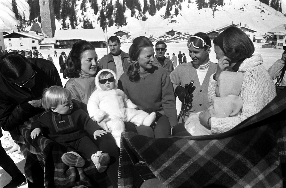 Koninklijke familie met wintersportvakantie in Lech Koninklijke familie in arres, Bestanddeelnr 922-1883