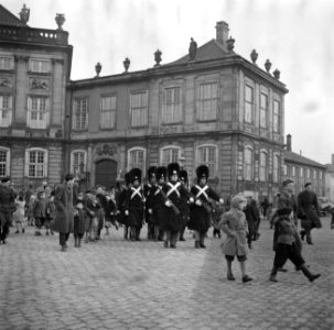 Koninklijke garde en toeschouwers op het plein van Slot Amalienborg, Bestanddeelnr 252-8698