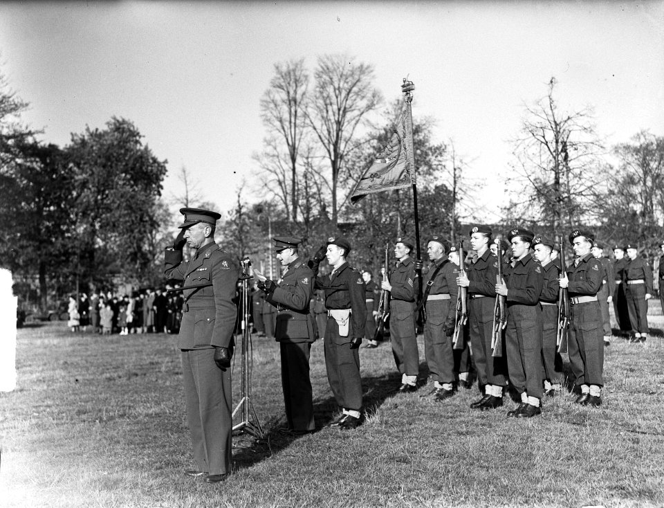 Koninklijke Landmacht. Rede commandant met vaandel, Bestanddeelnr 903-0769
