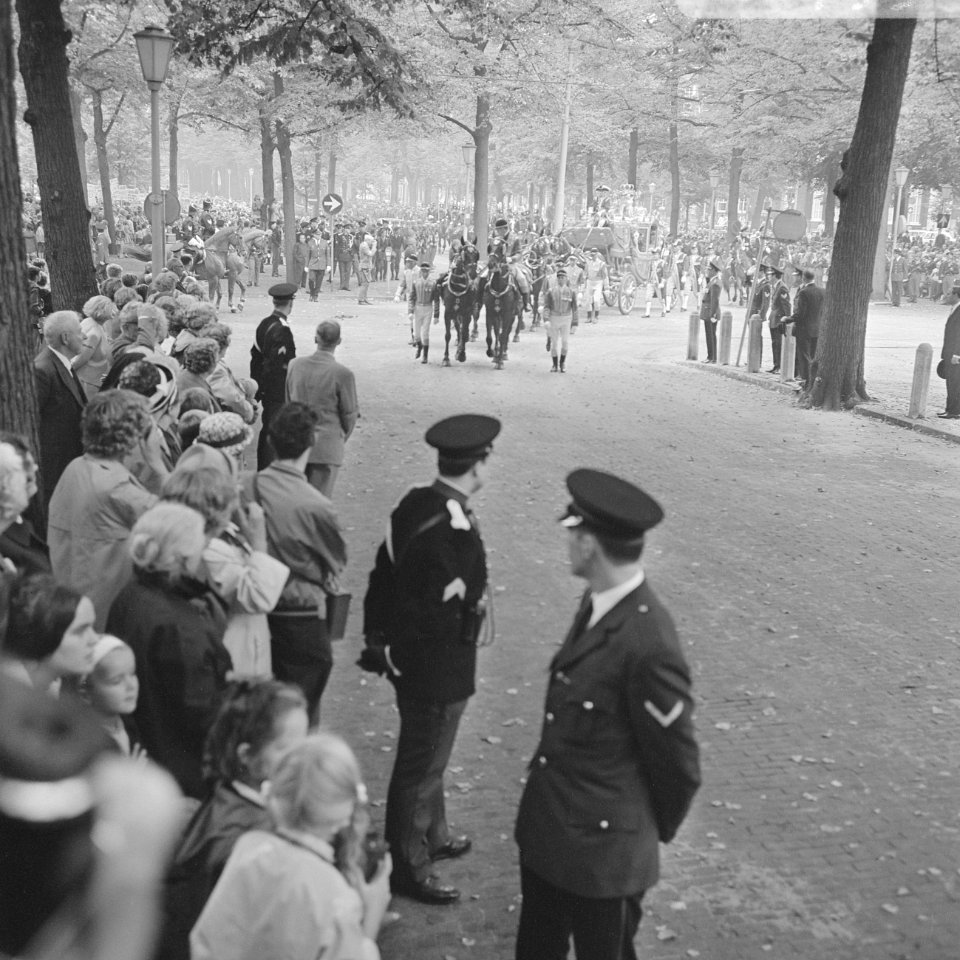 Koninklijke familie op weg naar Paleis Lange Voorhout vanaf Binnenhof de stoet , Bestanddeelnr 922-7958