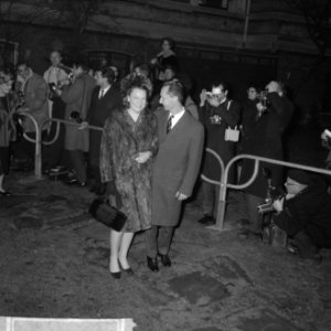 Koninklijke familie bij Amstelhotel bij rondvaartboot, Prinses Irene en Prins Hu, Bestanddeelnr 916-0401