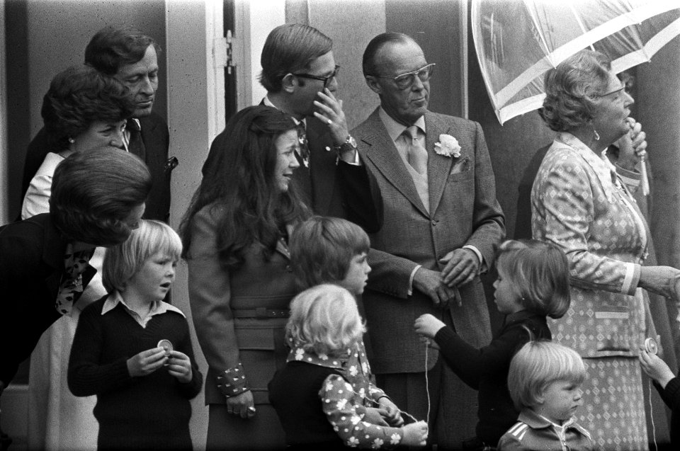Koninklijke familie op bordes prins Claus, prinses , Pieter van Vollenhoven,, Bestanddeelnr 927-1604