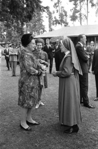 Koninklijke familie op ontvangst Nederlandse Ambassade in Addis Abeba koningin J, Bestanddeelnr 922-0533