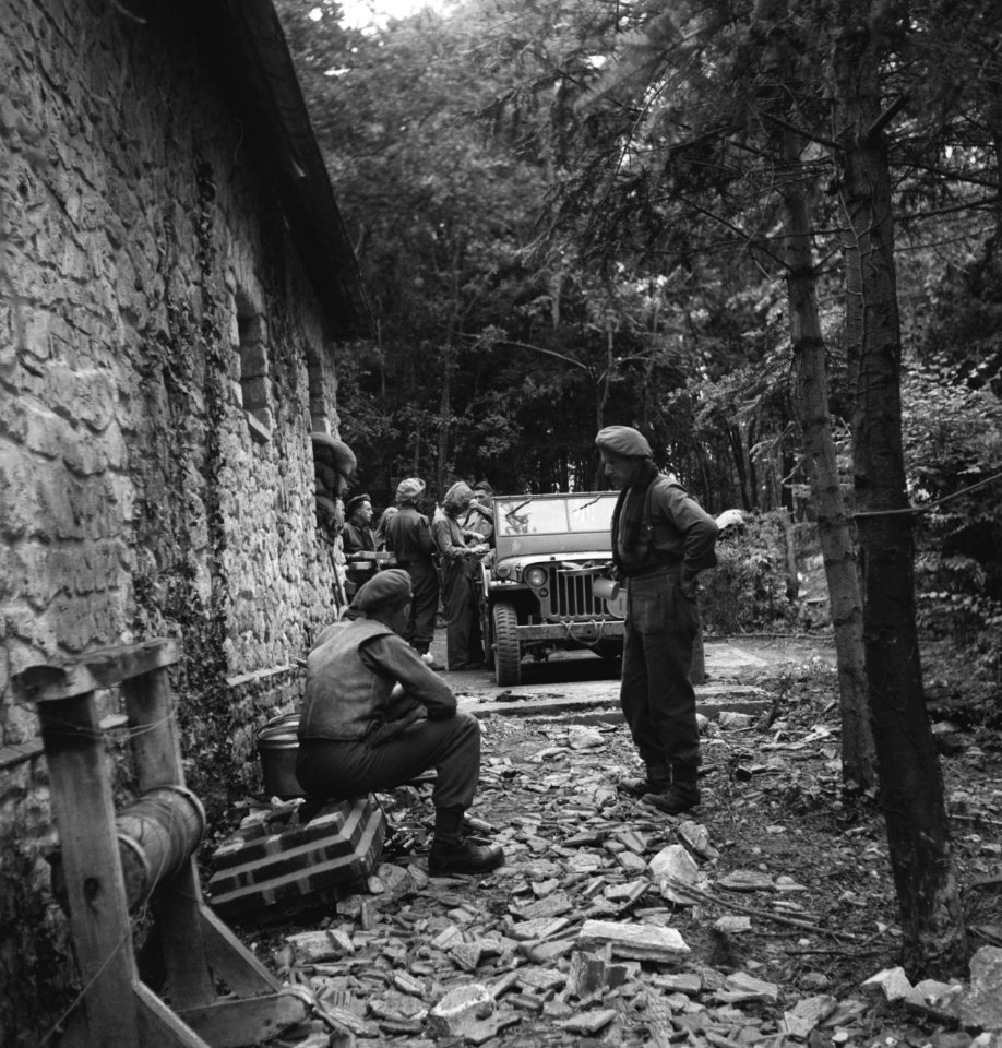 Koninklijke Nederlandse Brigade Prinses Irene. Frans-Canadese sector. Bij het ru, Bestanddeelnr 934-9691