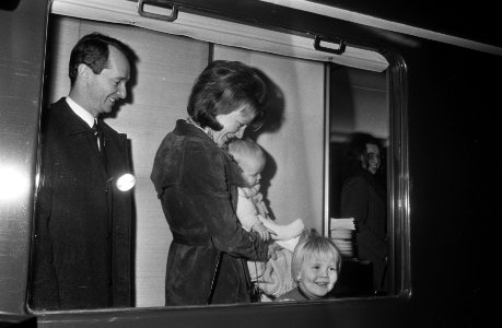 Koninklijke Familie vertrekt per trein naar Lech voor wintervakantie, vanaf Baar, Bestanddeelnr 924-3126