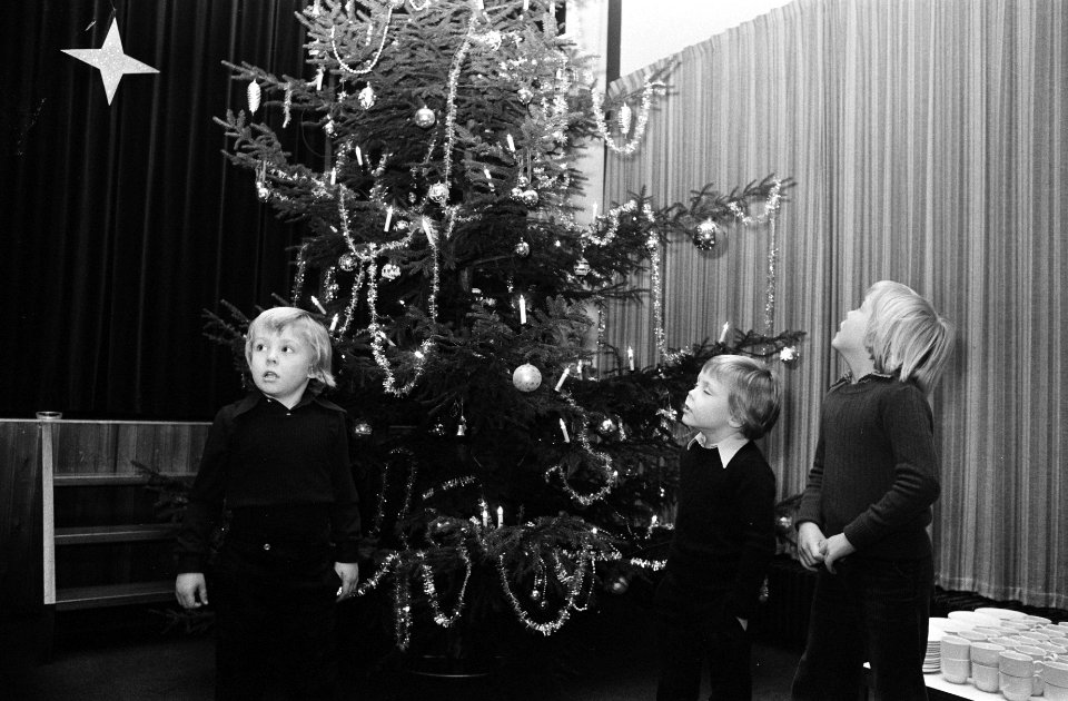 Koninklijke familie viert Kerstmis in Uddel Prinsjes rond de kerstboom, Bestanddeelnr 927-6571