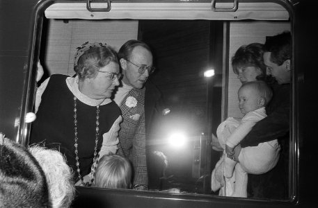 Koninklijke Familie vertrekt per trein naar Lech voor wintervakantie, vanaf Baar, Bestanddeelnr 924-3128