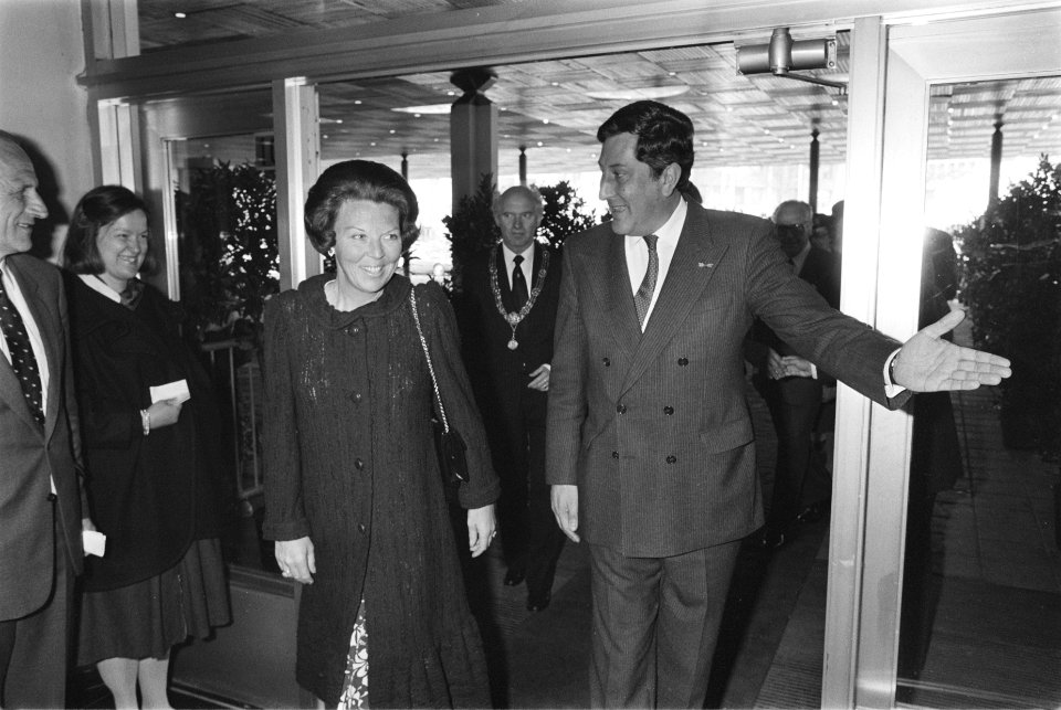 Koninklijke familie aanwezig bij opnamen AVRO-tv Van Ganser Harte koningin Be, Bestanddeelnr 932-9444