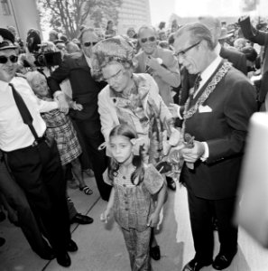 Koninklijke familie viert Zilveren Regeringsjubileum in Tilburg, koningin Julian, Bestanddeelnr 926-6622