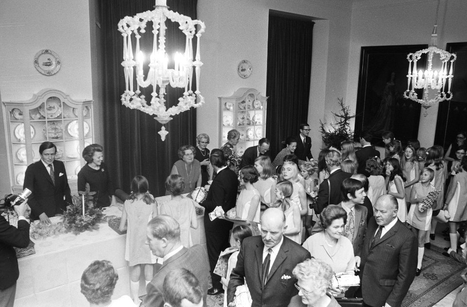 Koninklijk Huis houdt jaarlijks Kerstfeest voor personeel op Huis ten Bosch , De, Bestanddeelnr 924-1215