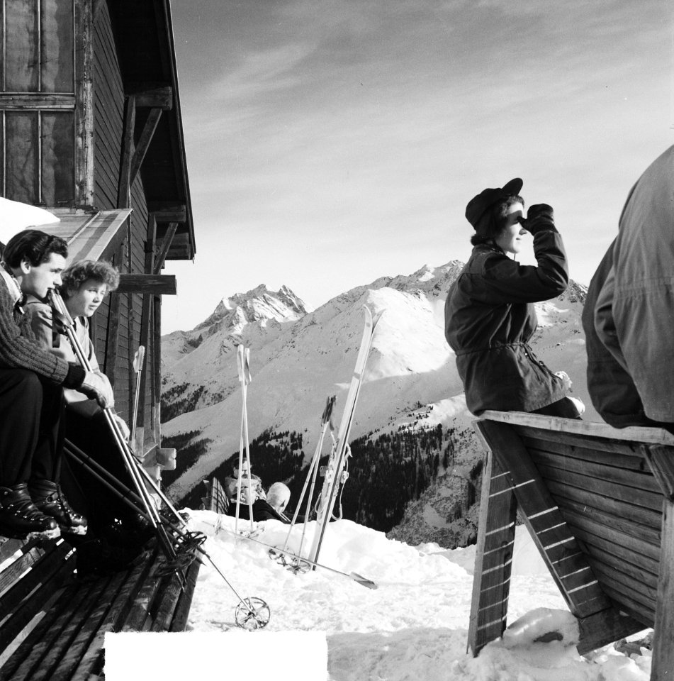Koninklijke familie in Sankt Anton. Rustende skiers bij een berghut, Bestanddeelnr 934-7067
