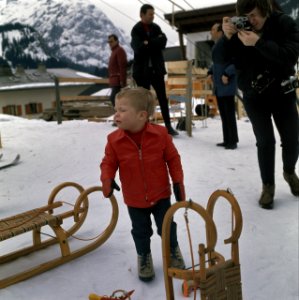 Koninklijke familie met wintersportvakantie in Lech. Prins Constantijn in de sne, Bestanddeelnr 254-9177