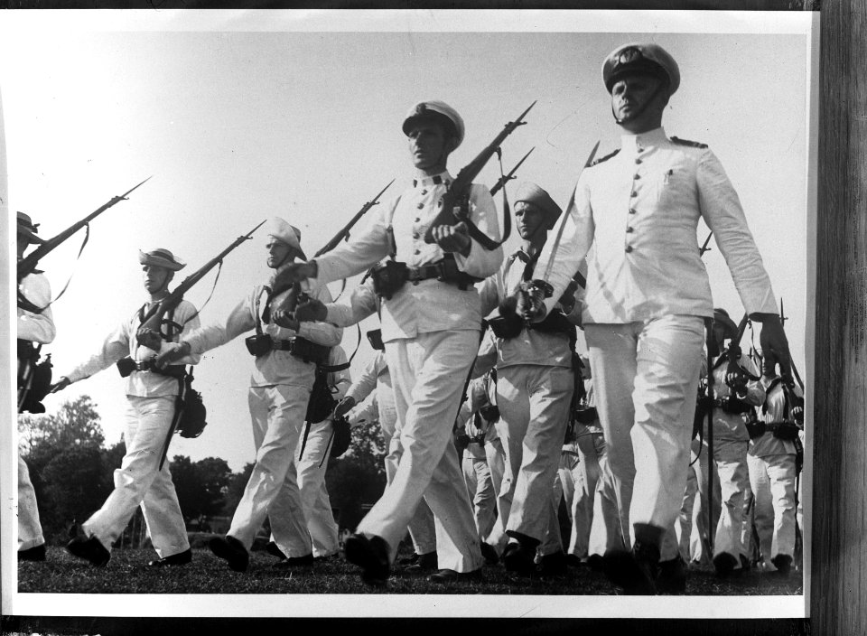 Koninklijk Marine in Nederlands-Indië. Marcherende mariniers tijdens een parade, Bestanddeelnr 935-0035