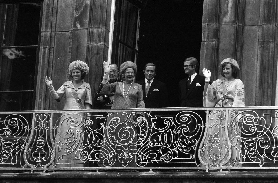Koninklijke familie op balkon Lange Voorhout, Bestanddeelnr 926-6907