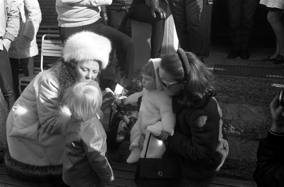 Koninklijke familie met wintersportvakantie in Lech Prinses Beatrix met Prins Wi, Bestanddeelnr 922-1873