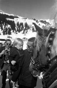 Koninklijke familie met wintersportvakantie in Lech Prins Claus met Prins Willem, Bestanddeelnr 922-1887