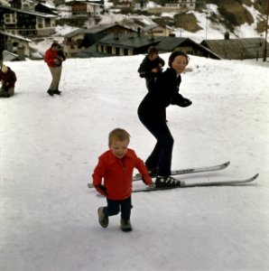 Koninklijke familie met wintersportvakantie in Lech. Prinses Beatrix met prins C, Bestanddeelnr 254-9194