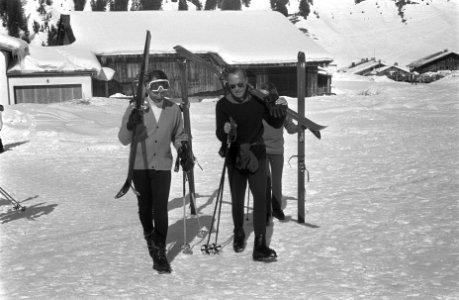 Koninklijke familie met wintersportvakantie in Lech nr. 1 , 2 Prins Bernhard en, Bestanddeelnr 922-1886