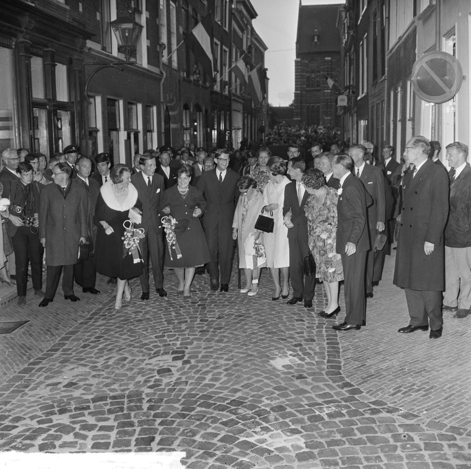 Koninklijke familie naar Tijl Uilenspiegel in Leiden, de Koninklijke familie, Bestanddeelnr 917-9255