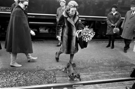 Koninklijke familie naar wintersport in Lech. Prinses Beatrix bij aankomst stati, Bestanddeelnr 921-1316