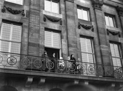 Koninklijke Familie op balkon, Bestanddeelnr 902-4830