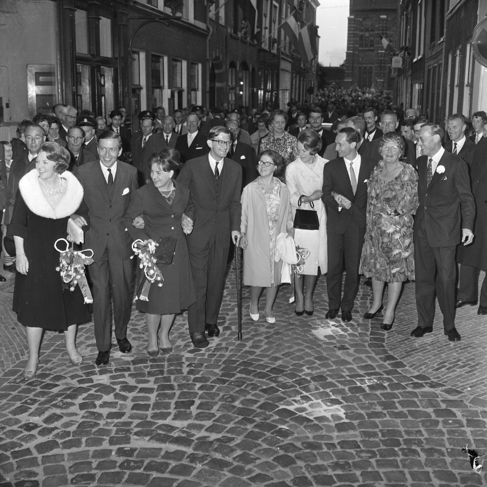 Koninklijke familie naar Tijl Uilenspiegel in Leiden, v.l.n.r. Prinses Beatrix, Bestanddeelnr 917-9251