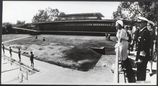 Koninklijk huis, staatsbezoeken, koninginnen, prinsessen, zwemstadions, Beatrix,, Bestanddeelnr 020-0404