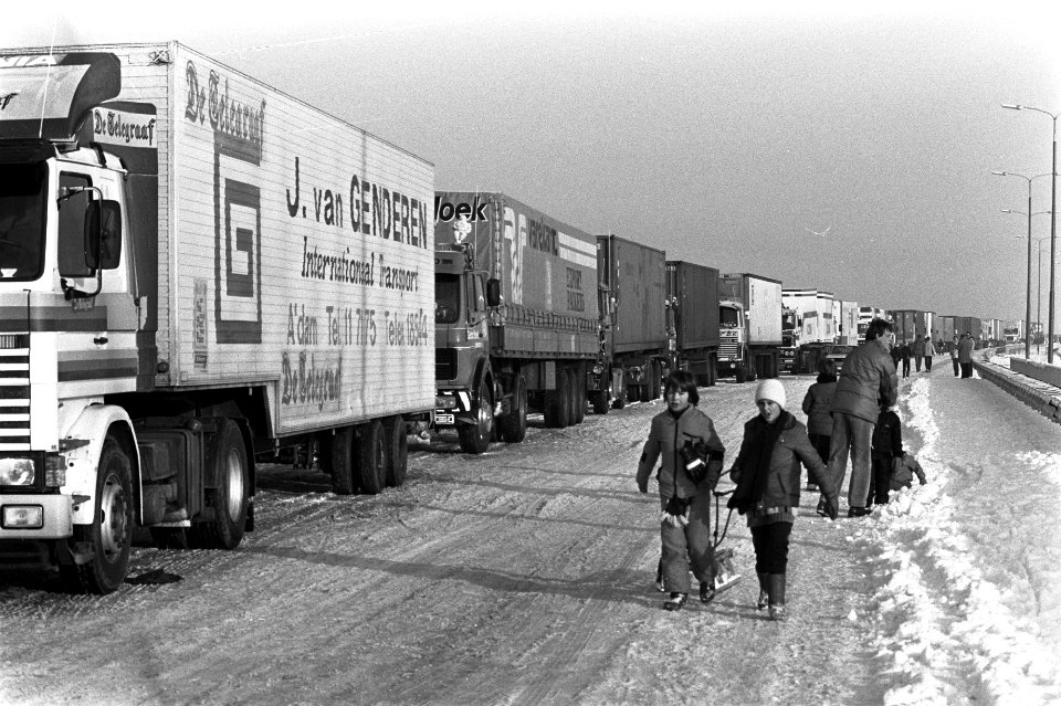 Konvooi 120 vrachtwagens met kerstpakketten van Utrecht naar Polen. Duizenden me, Bestanddeelnr 931-8579