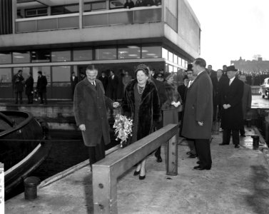 Koninklijk paar bezoekt rederij Goedkoop sleepbootmodel Koningin en prins bij , Bestanddeelnr 913-4723