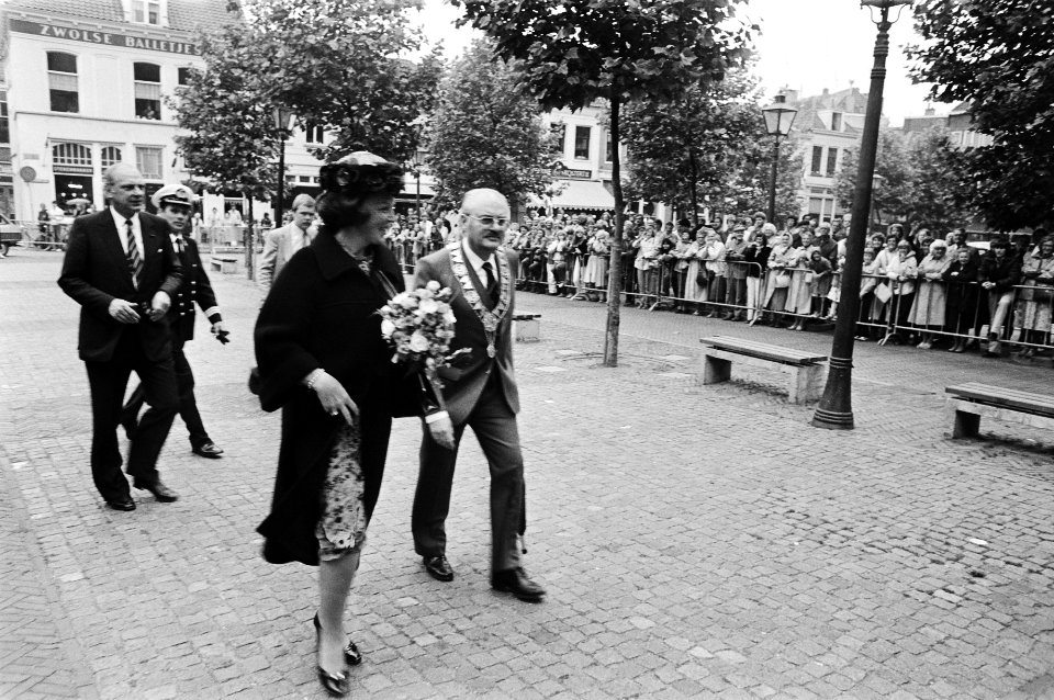 Koninklijk Paar bezoekt Overijssel Koningin Beatrix tijdens bezoek Zwolle, Bestanddeelnr 930-8862