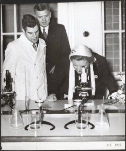 Koninklijk huis, watervoorziening, openingen, laboratoria, Gurok AJ, Juliana, , Bestanddeelnr 015-0046