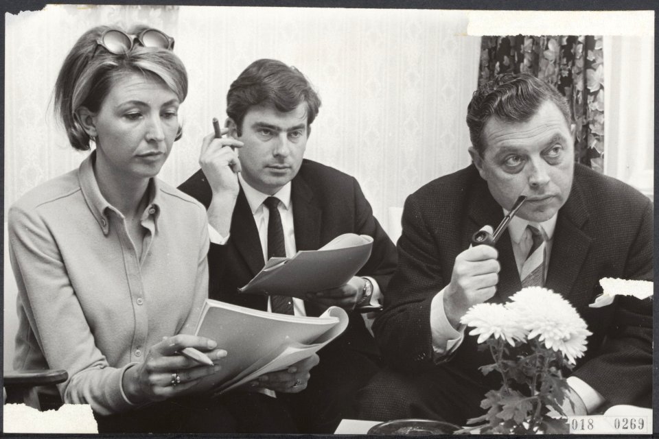 Koninklijk huis, televisies, journalisten, Enkelaar C, Scherpenhuis Mw A, Zij, Bestanddeelnr 018-0269